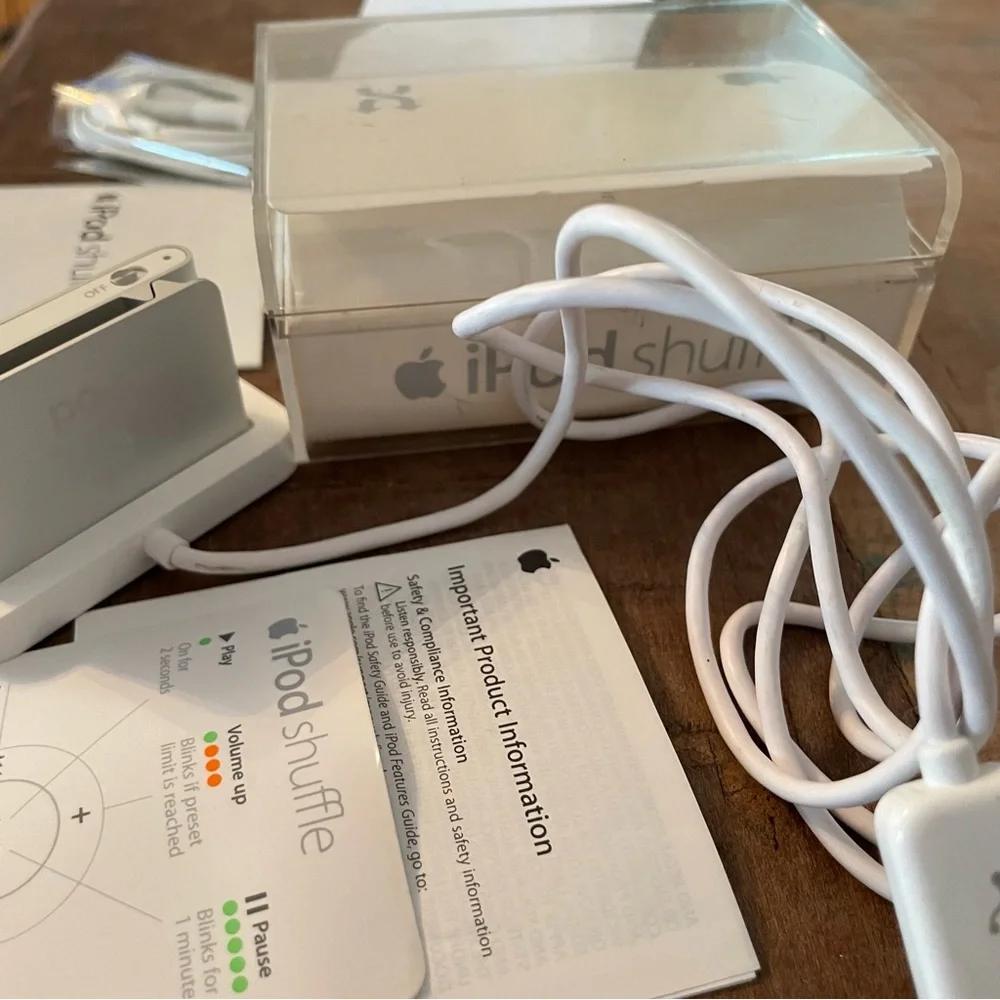 IPOD SHUFFLE 2nd Generation Silver! New! Never used! Collector Item!